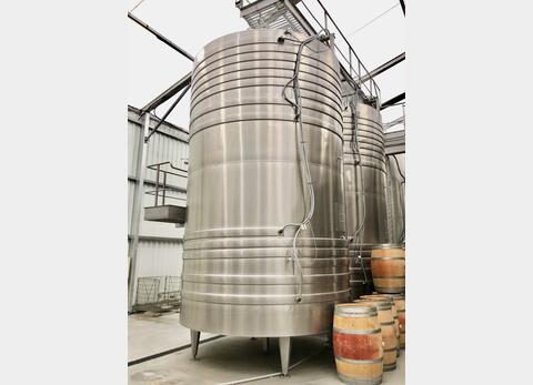 Flat-bottomed stainless steel tank - On compartmentalised feet