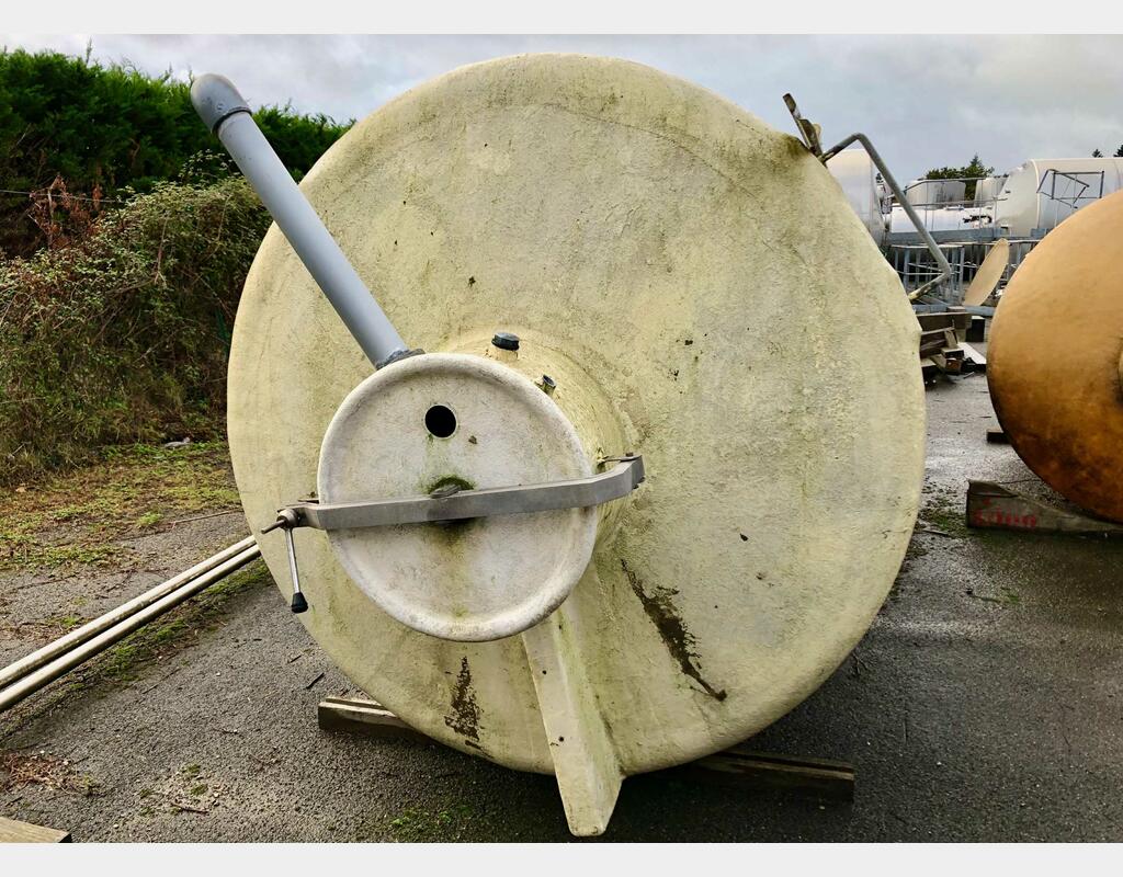 Vertical cylindrical fiber tank - Bombed background on skirt