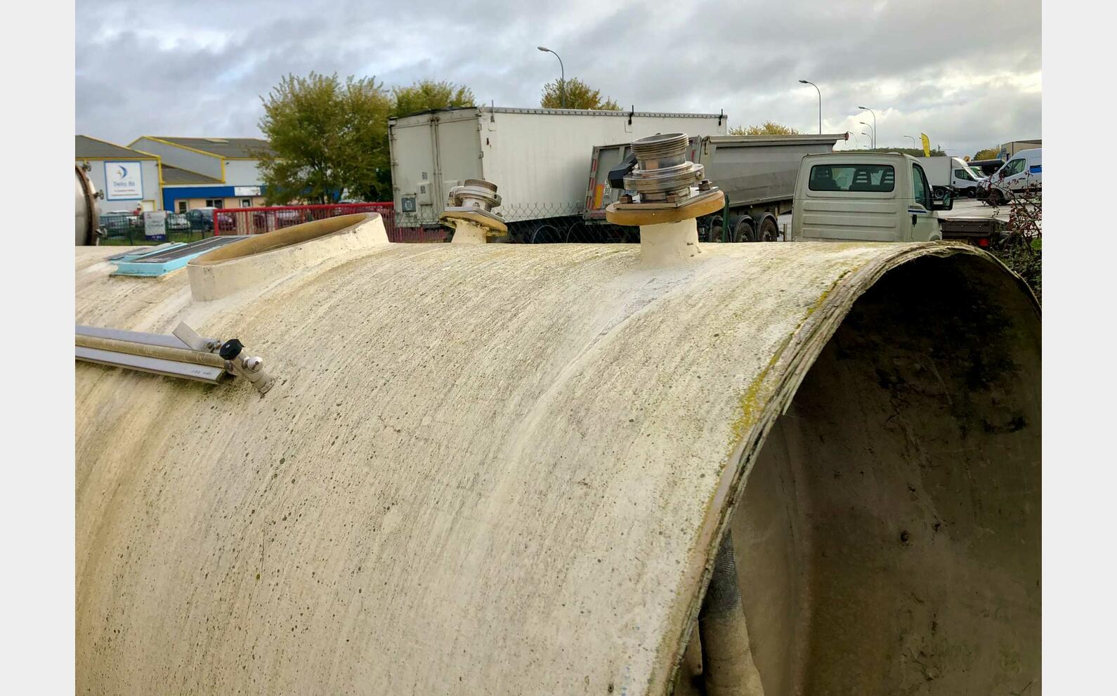 Fiber tank - Bombed background  100 HL (10000 liters)