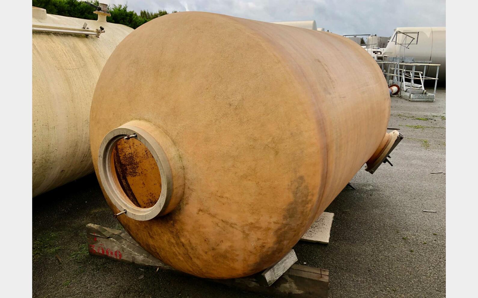 Fiberglass tank - On legs 50 HL (5 000 liters)