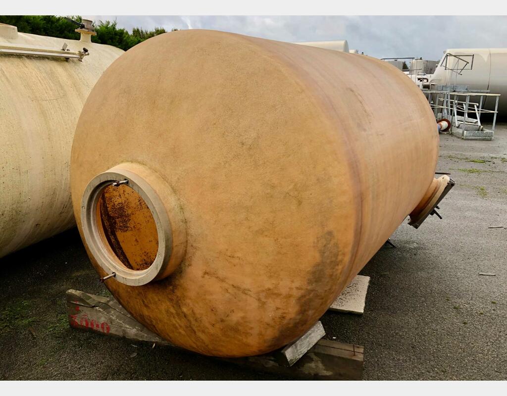 Fiberglass tank - On legs - Closed