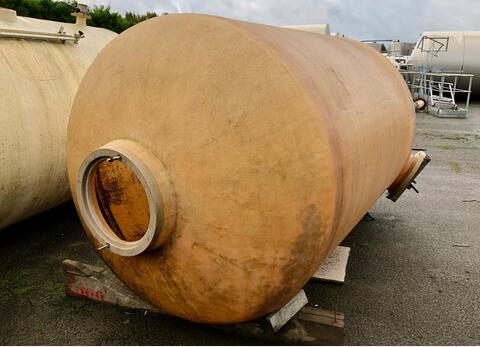 Fiberglass tank - On legs - Closed