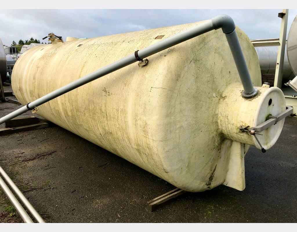 Vertical cylindrical fiber tank - Bombed background on skirt