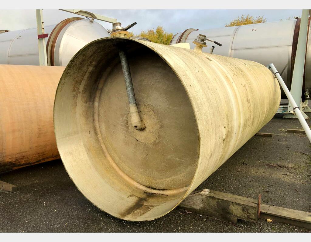 Vertical cylindrical fiber tank - Bombed background on skirt