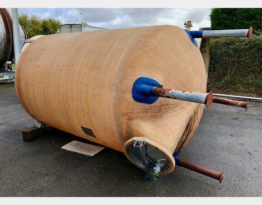 Fiberglass tank - On legs - Closed