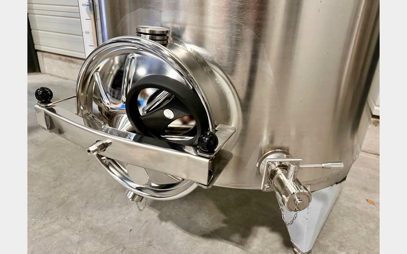 Cuve inox 304 thermor&eacute;gul&eacute;e sur pieds 17.8 HL (1 789 litres) ARSILAC