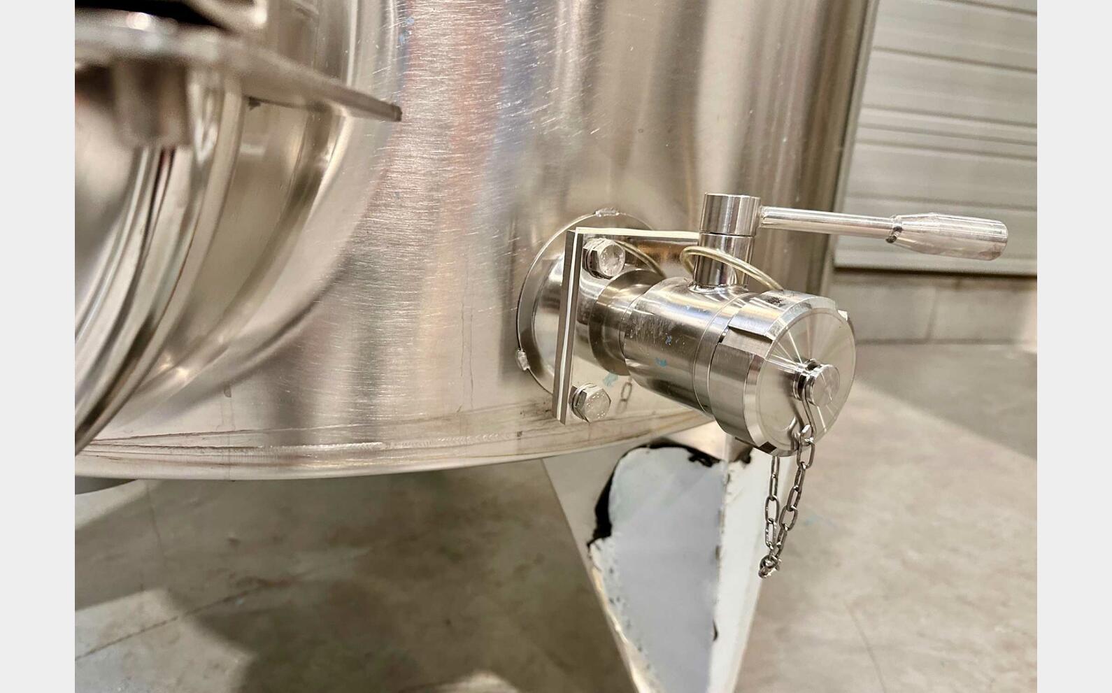 Cuve inox 304 fond bomb&eacute; sur pieds 17.8 HL (1 789 litres) ARSILAC