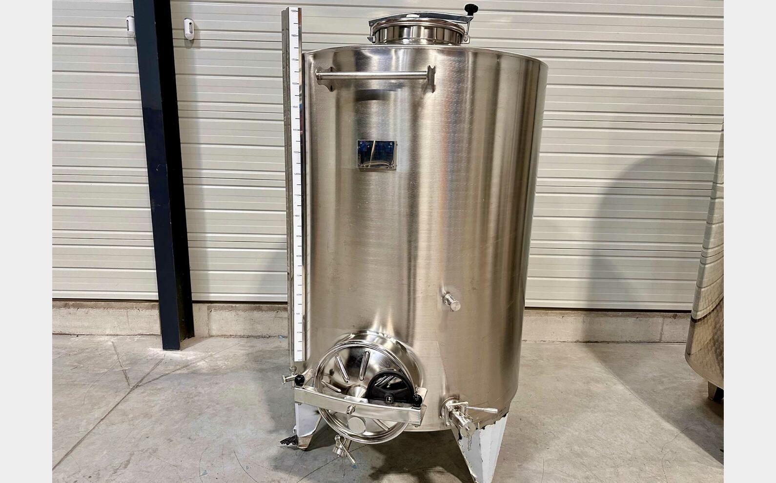 Cuve inox 304 fond bomb&eacute; sur pieds 17.8 HL (1 789 litres) ARSILAC