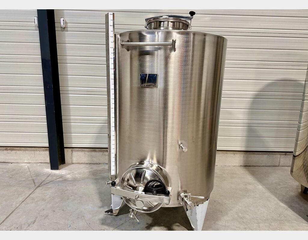 Cuve inox 304 fond bomb&eacute; sur pieds 17.8 HL (1 789 litres) ARSILAC