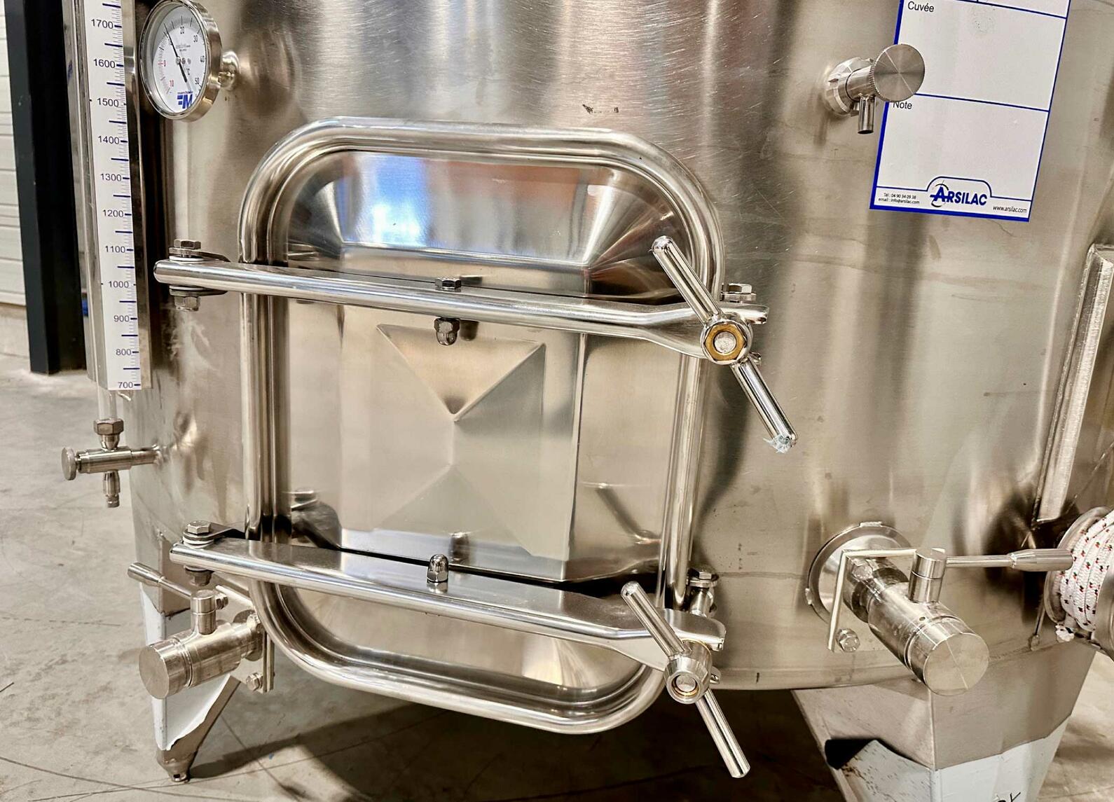 Cuve inox 304 thermor&eacute;gul&eacute;e sur pieds 48.9 HL (4 893 Litres) ARSILAC