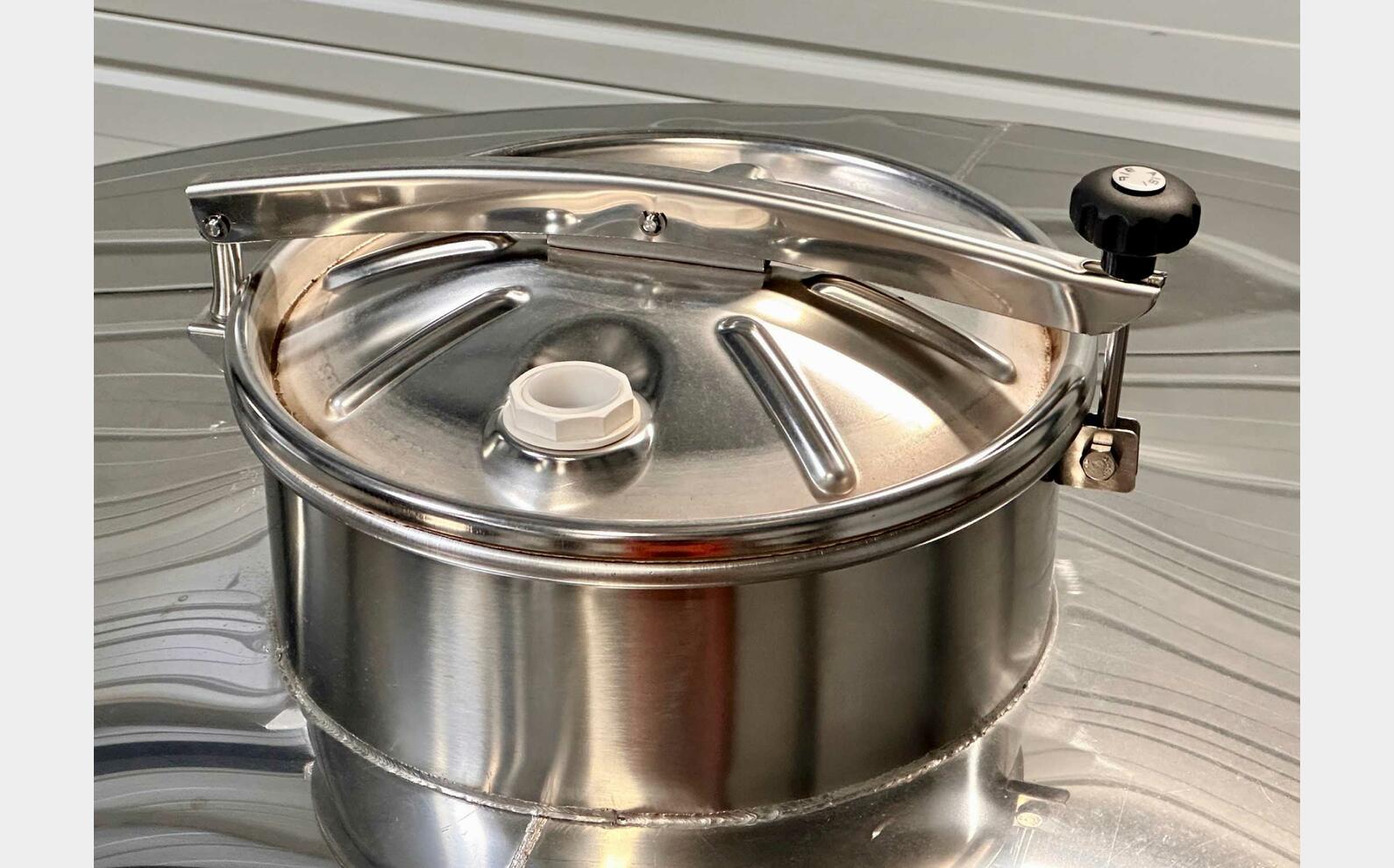 Cuve inox 304 thermor&eacute;gul&eacute;e sur pieds 53.20 HL (5 320 litres) ARSILAC