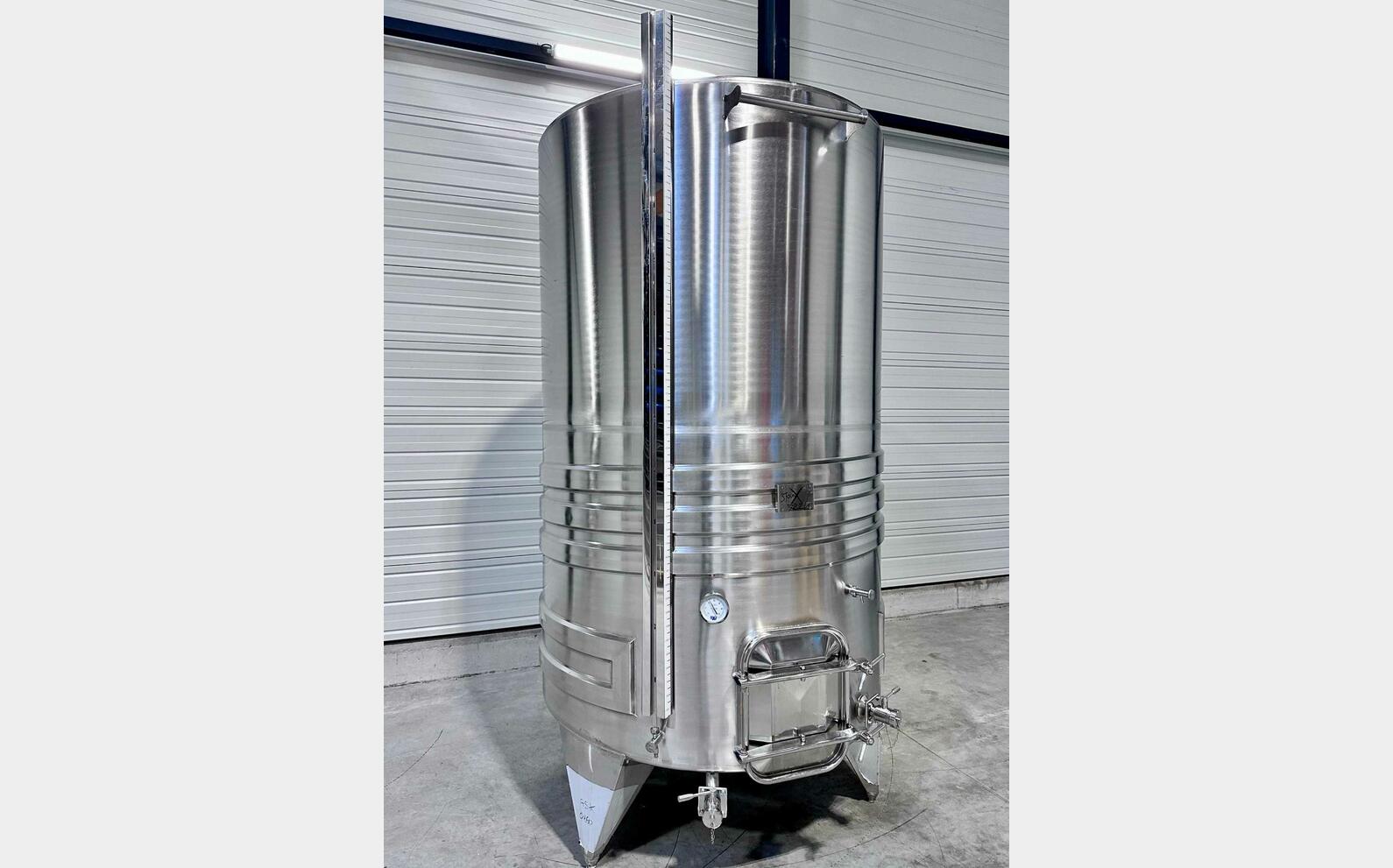 Cuve inox 304 thermor&eacute;gul&eacute;e fond inclin&eacute; sur pieds 52 HL (5 205 Litres) ARSILAC