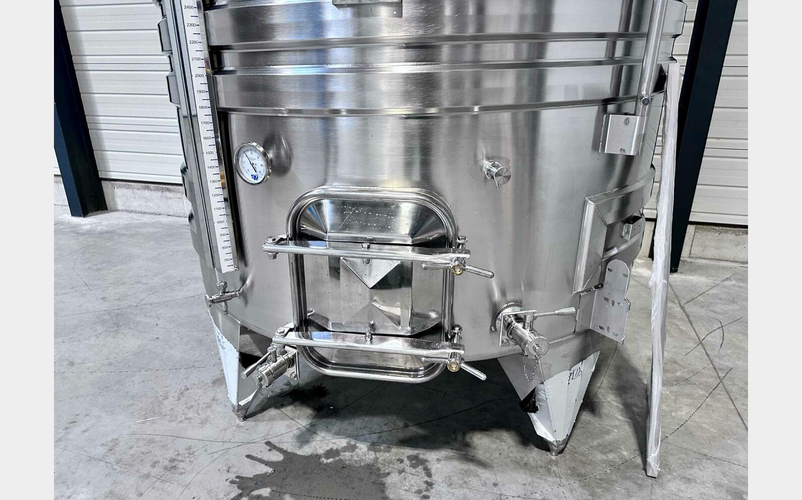 Cuve inox 304 thermor&eacute;gul&eacute;e sur pieds 61.6 HL (6 164 litres) ARSILAC