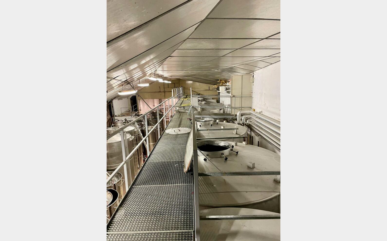 Stainless steel tank - Skirted 347 HL (34 700 litres)
