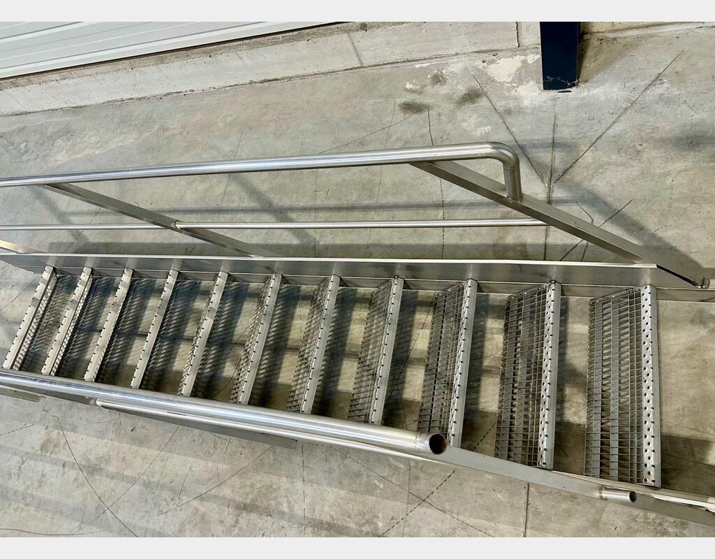 Stainless steel staircase - 11 steps