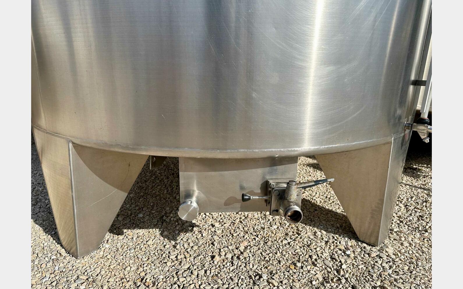 Ss tank - On legs 90 HL (9,000 litres) RURALINOX