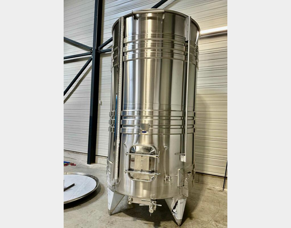 316L stainless steel tank - Coil circuit - Flat sloping bottom - Floating cap