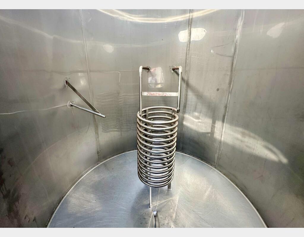 Vertical cylindrical 304L stainless steel tank - Conical bottom on feet