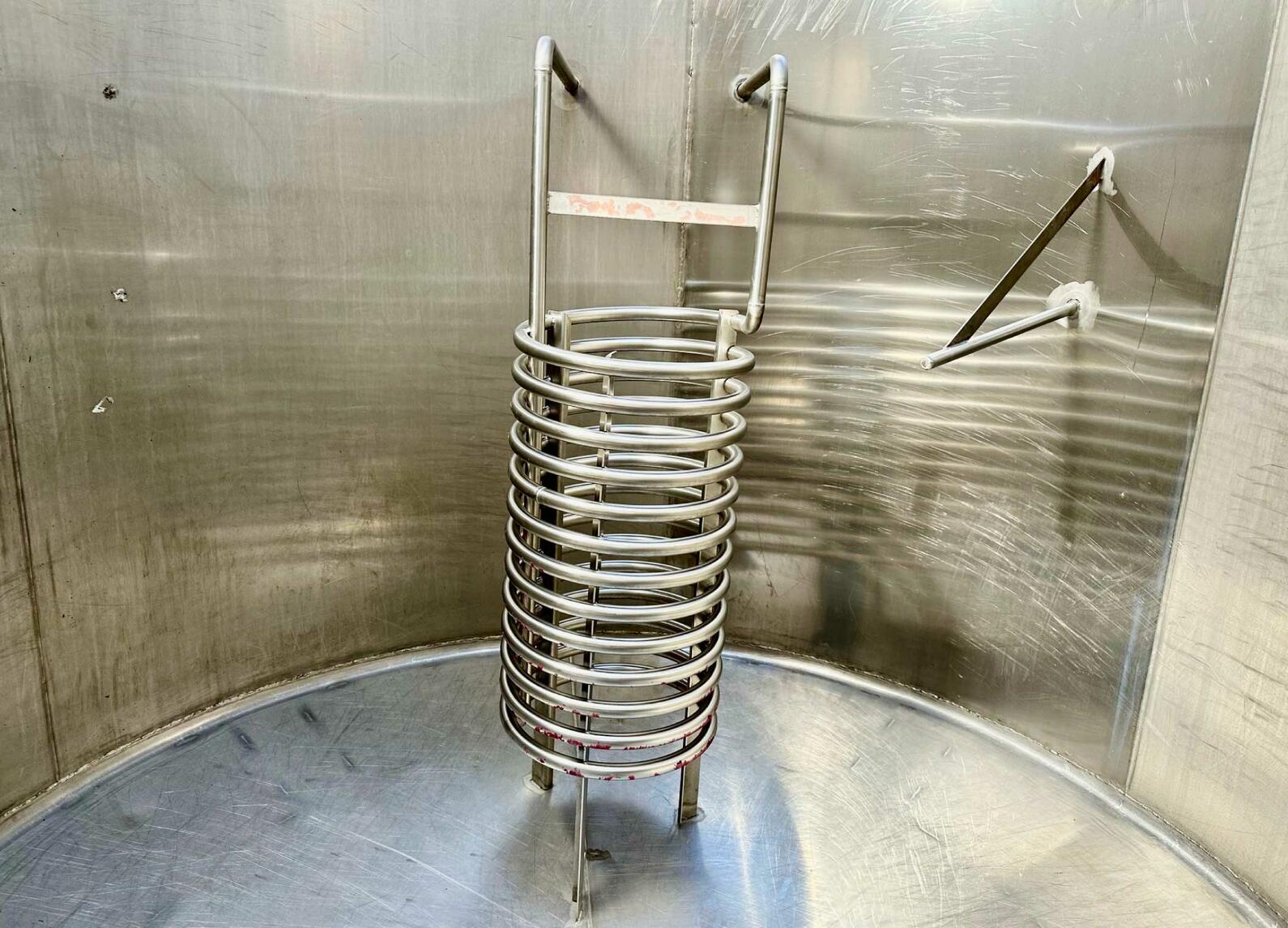 304L vertical cylindrical stainless steel tank - Conical bottom on feet