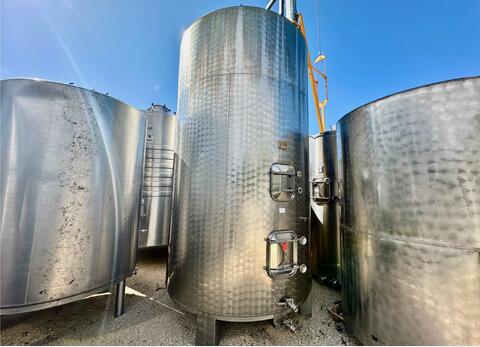 Vertical cylindrical 304L stainless steel tank - Conical bottom on feet