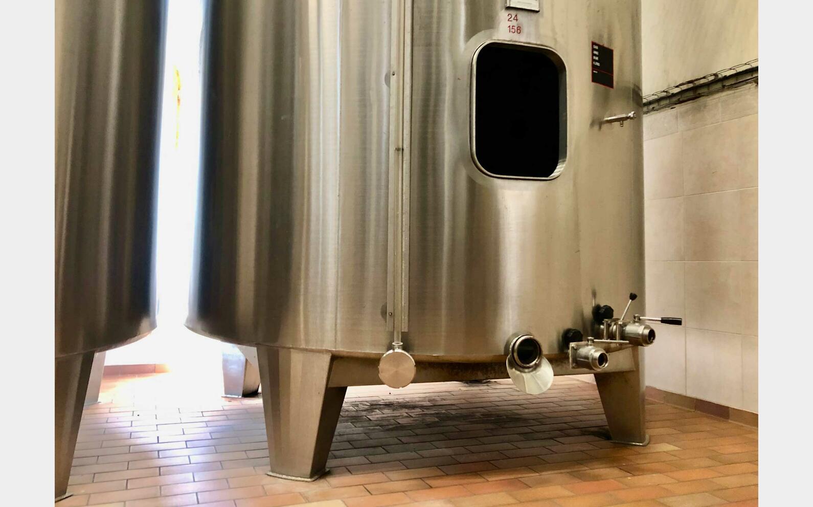 Closed 304 ss tank 156 HL (15 600 litres) VAUTIER