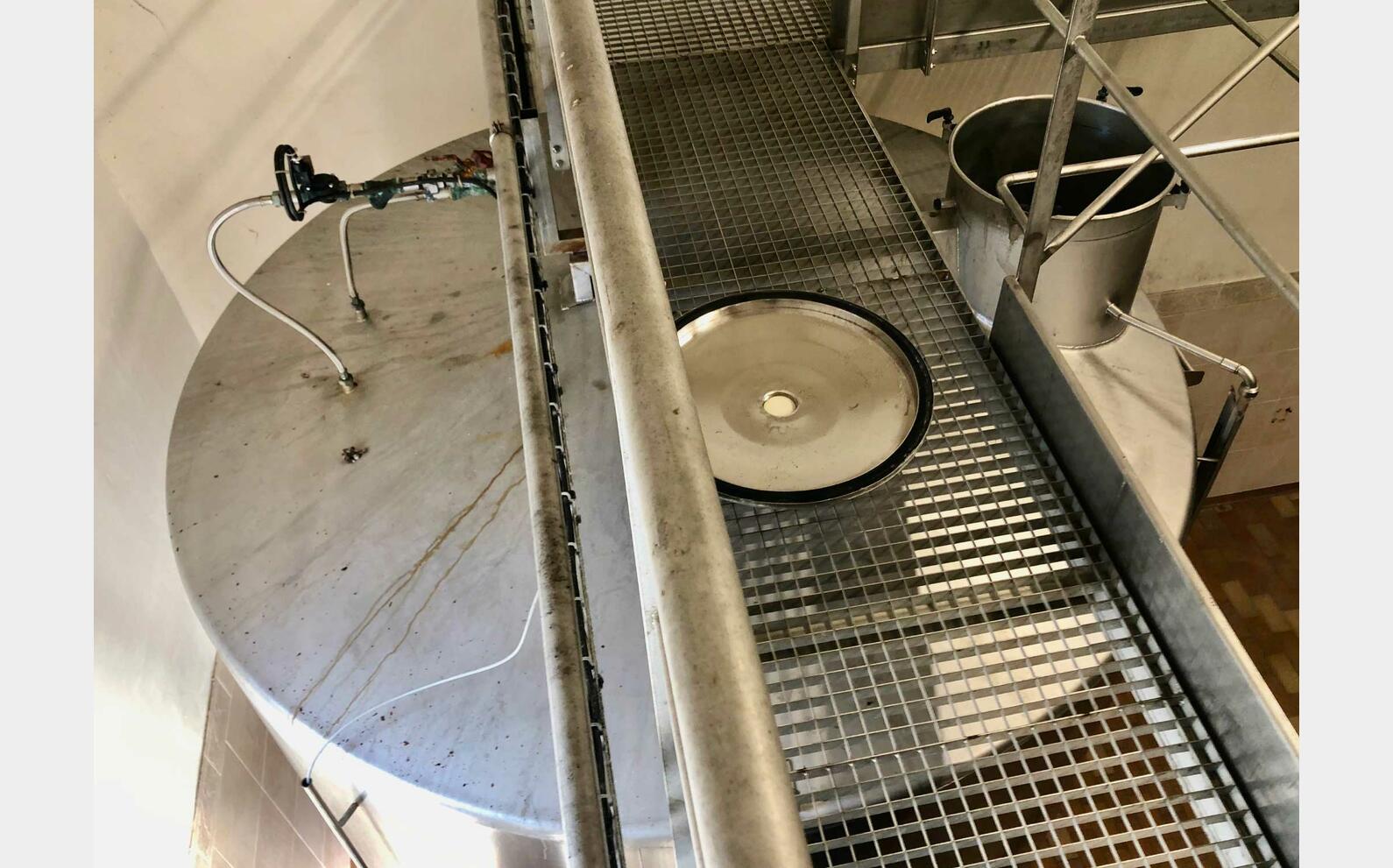 Closed 304 ss tank 156 HL (15 600 litres) VAUTIER