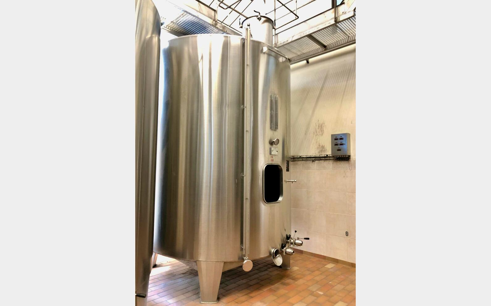 Closed 304 ss tank 156 HL (15 600 litres) VAUTIER