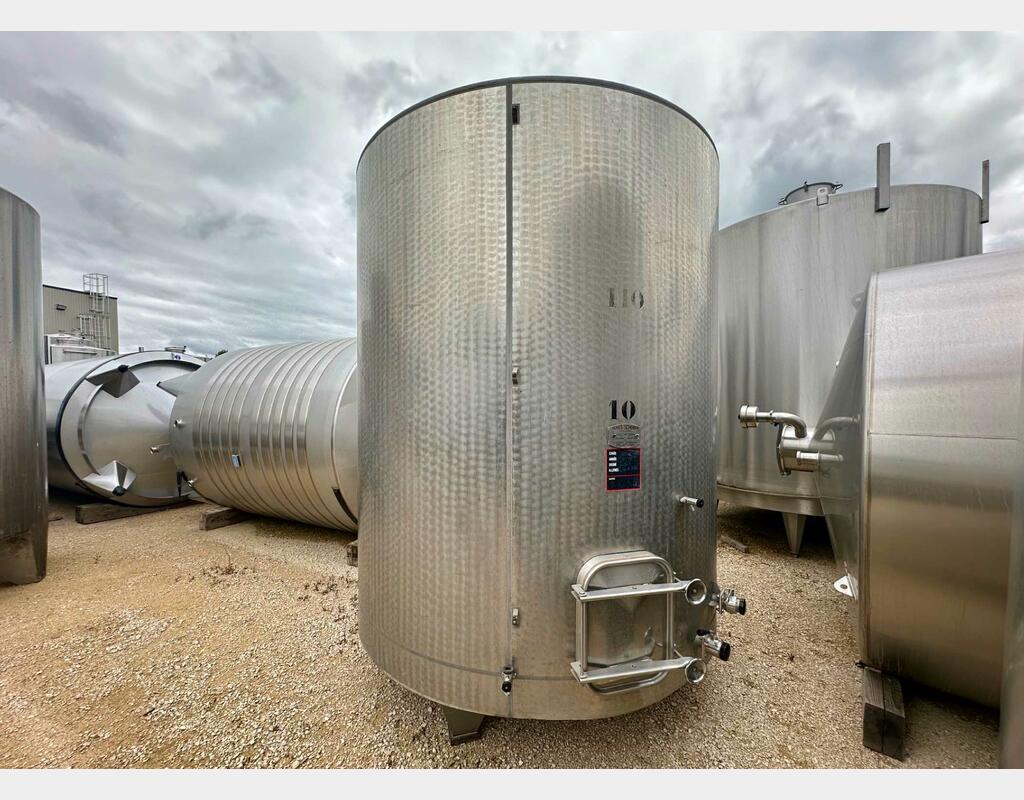 Closed stainless steel tank on feet - Flat sloping bottom