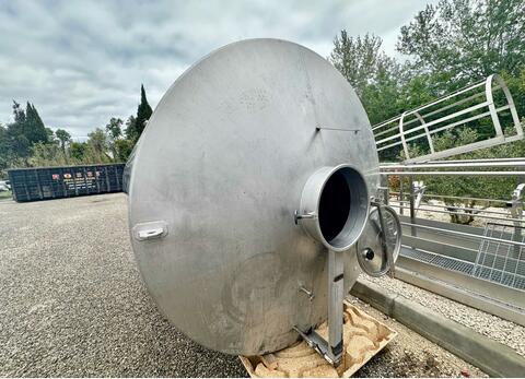 Closed stainless steel tank on feet - Flat sloping bottom