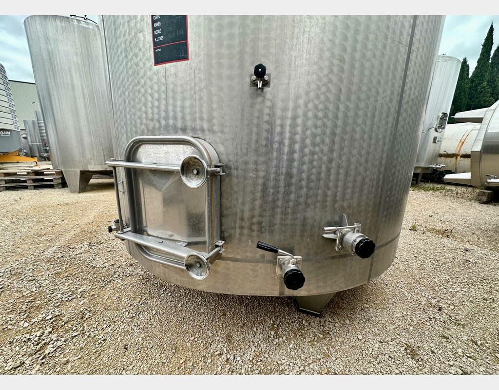 Closed stainless steel tank on feet - Flat sloping bottom