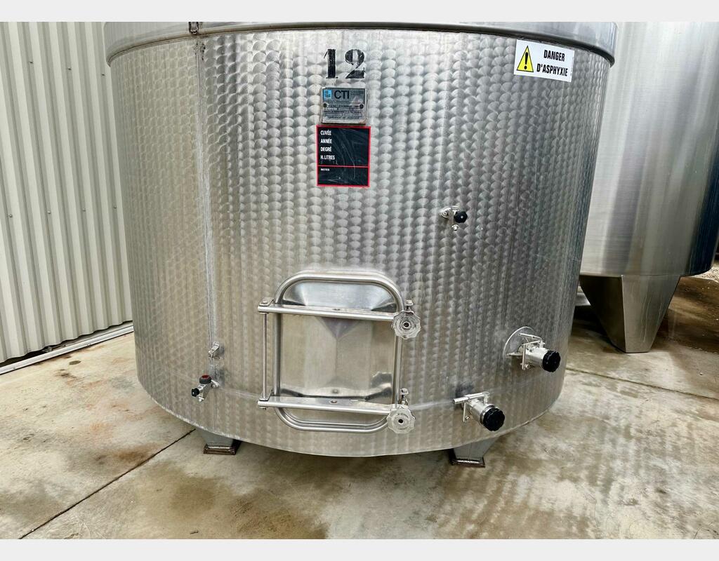 Closed stainless steel tank on feet - Flat sloping bottom