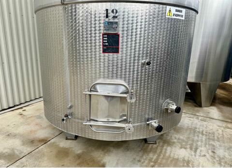 Closed stainless steel tank on feet - Flat sloping bottom