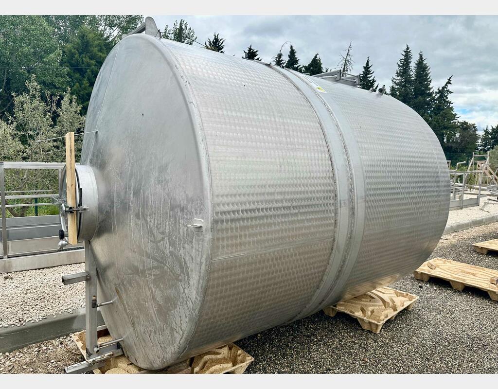 Closed stainless steel tank on feet - Flat sloping bottom