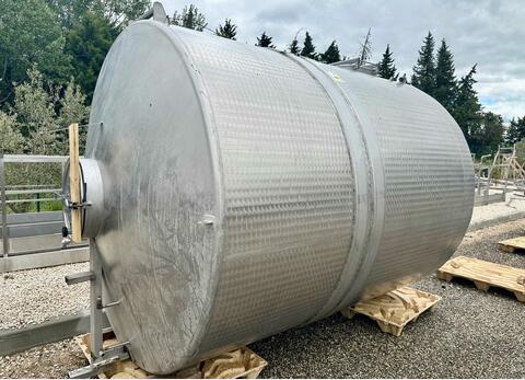 Closed stainless steel tank on feet - Flat sloping bottom