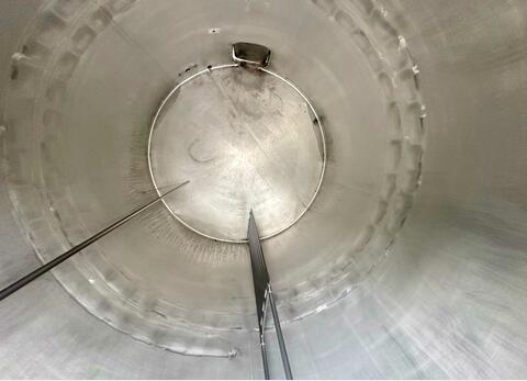 Closed stainless steel tank on feet - Flat sloping bottom