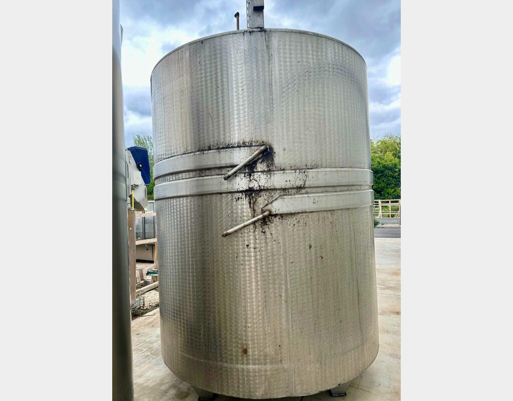 Closed stainless steel tank on feet - Flat sloping bottom
