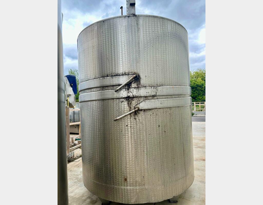 Closed stainless steel tank on feet - Flat sloping bottom