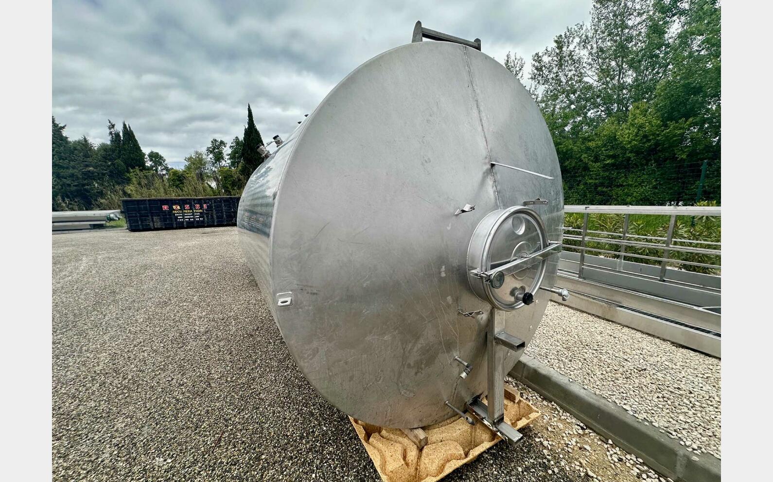 Stainless steel tank - On feet 110 HL (11,000 litres) CTI