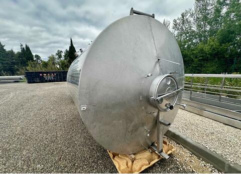 Closed stainless steel tank on feet - Flat sloping bottom