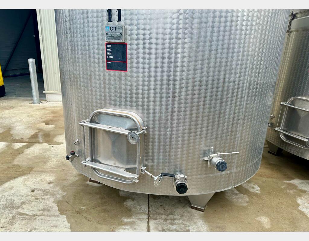 Closed stainless steel tank on feet - Flat sloping bottom