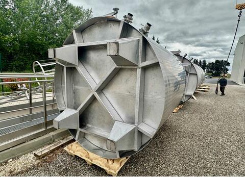 Closed stainless steel tank on feet - Flat sloping bottom