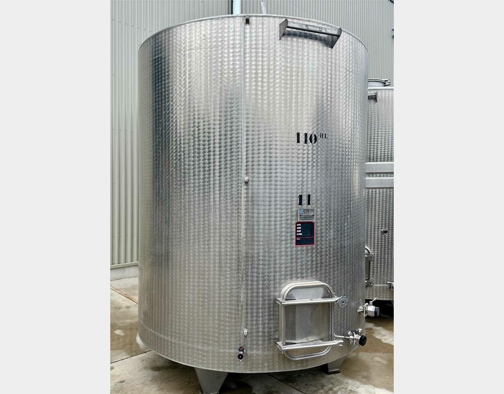 Closed stainless steel tank on feet - Flat sloping bottom