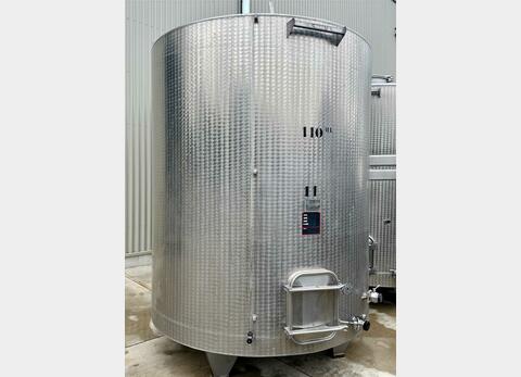 Closed stainless steel tank on feet - Flat sloping bottom