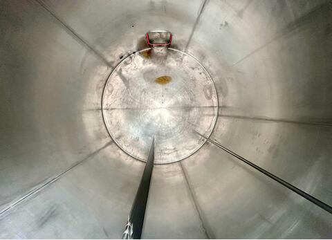 Closed stainless steel tank on feet - Flat sloping bottom