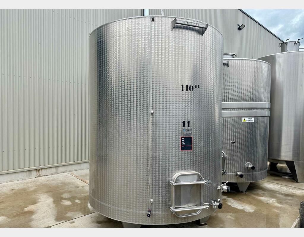 Closed stainless steel tank on feet - Flat sloping bottom