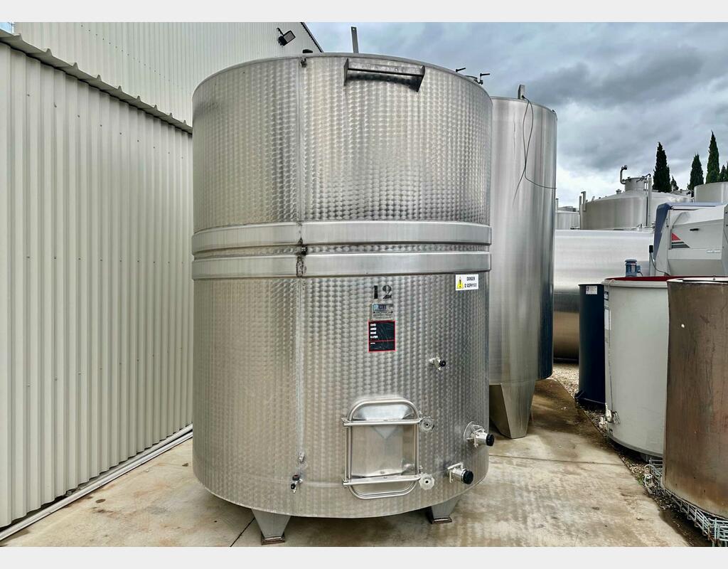 Closed stainless steel tank on feet - Flat sloping bottom