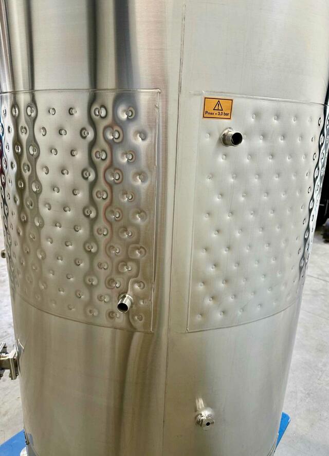 Cuve inox 316L - Circuit nid d'abeilles - Fond bombé sur pieds fermée Cuve inox 316L - Circuit nid d'abeilles - Fond bombé sur pieds fermée