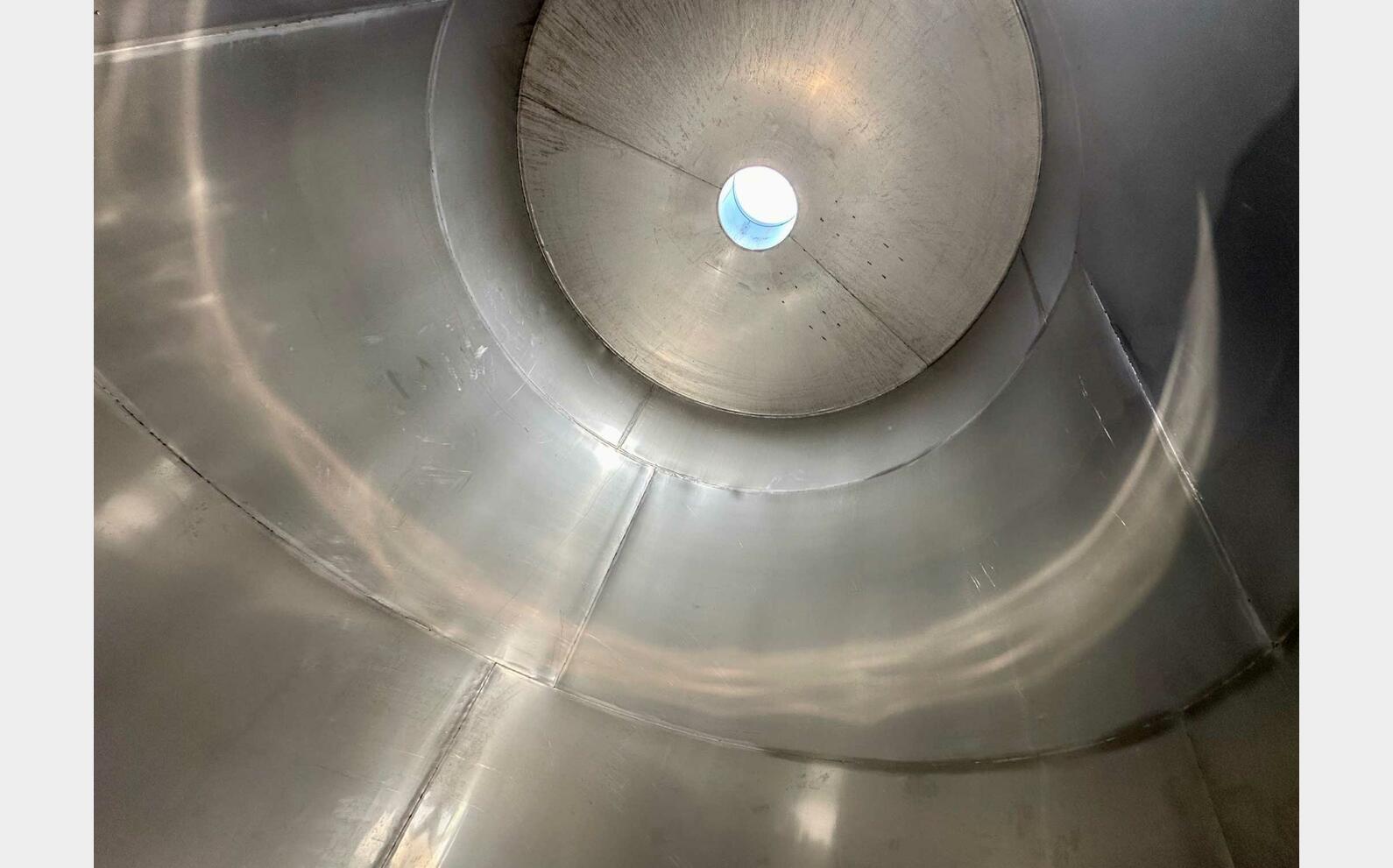 304 ss tank - On feet 255 HL (25,500 litres) LAGOUARDE