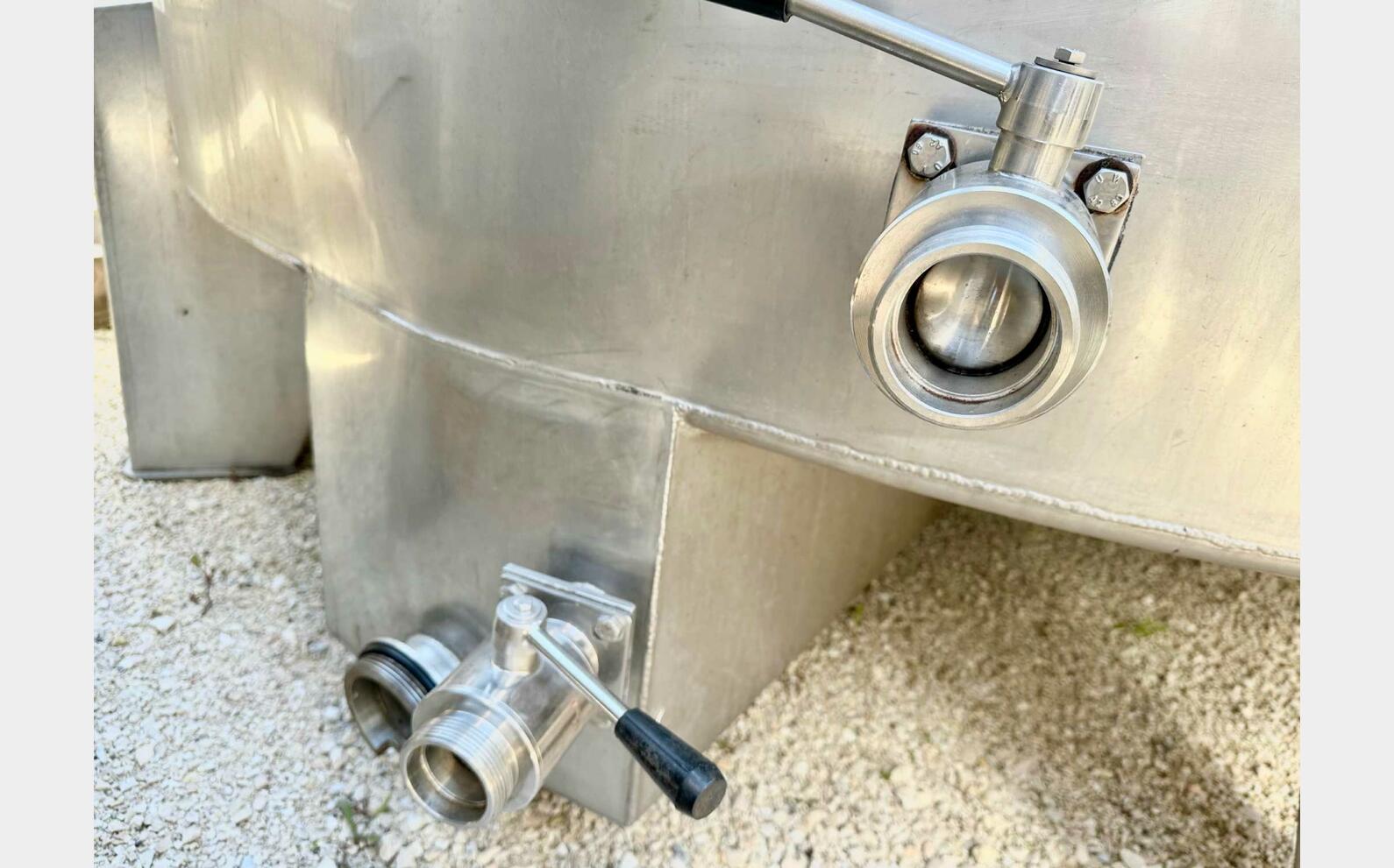 Cuve inox 304 - Sur pieds 255 HL (25 500 litres) LAGOUARDE