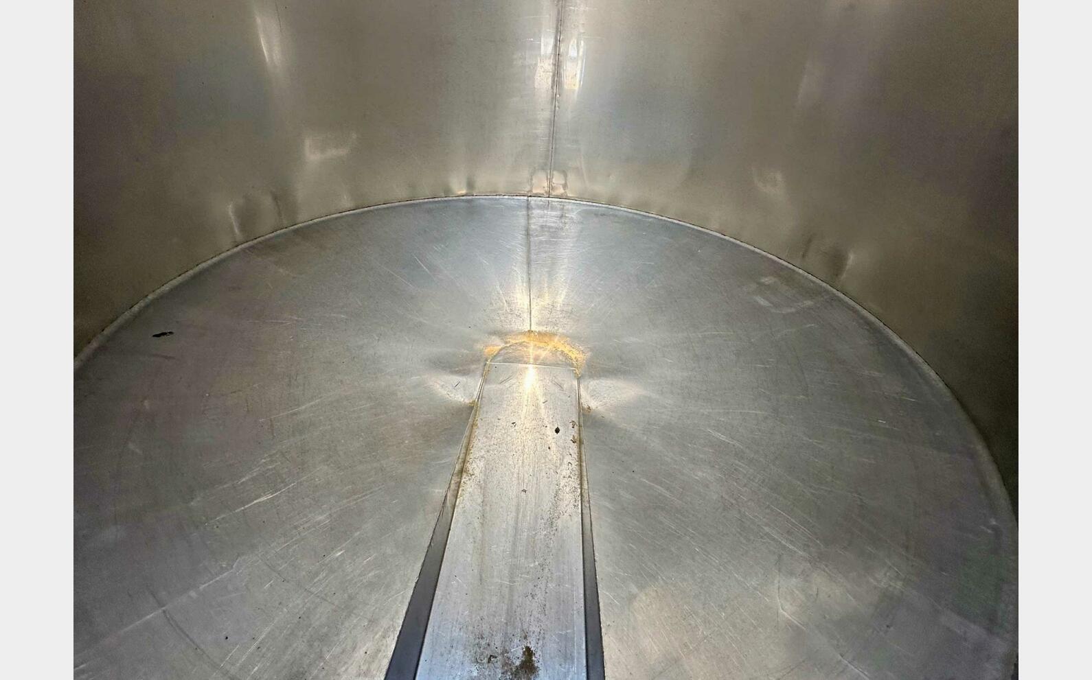 304 ss tank - On feet 255 HL (25,500 litres) LAGOUARDE